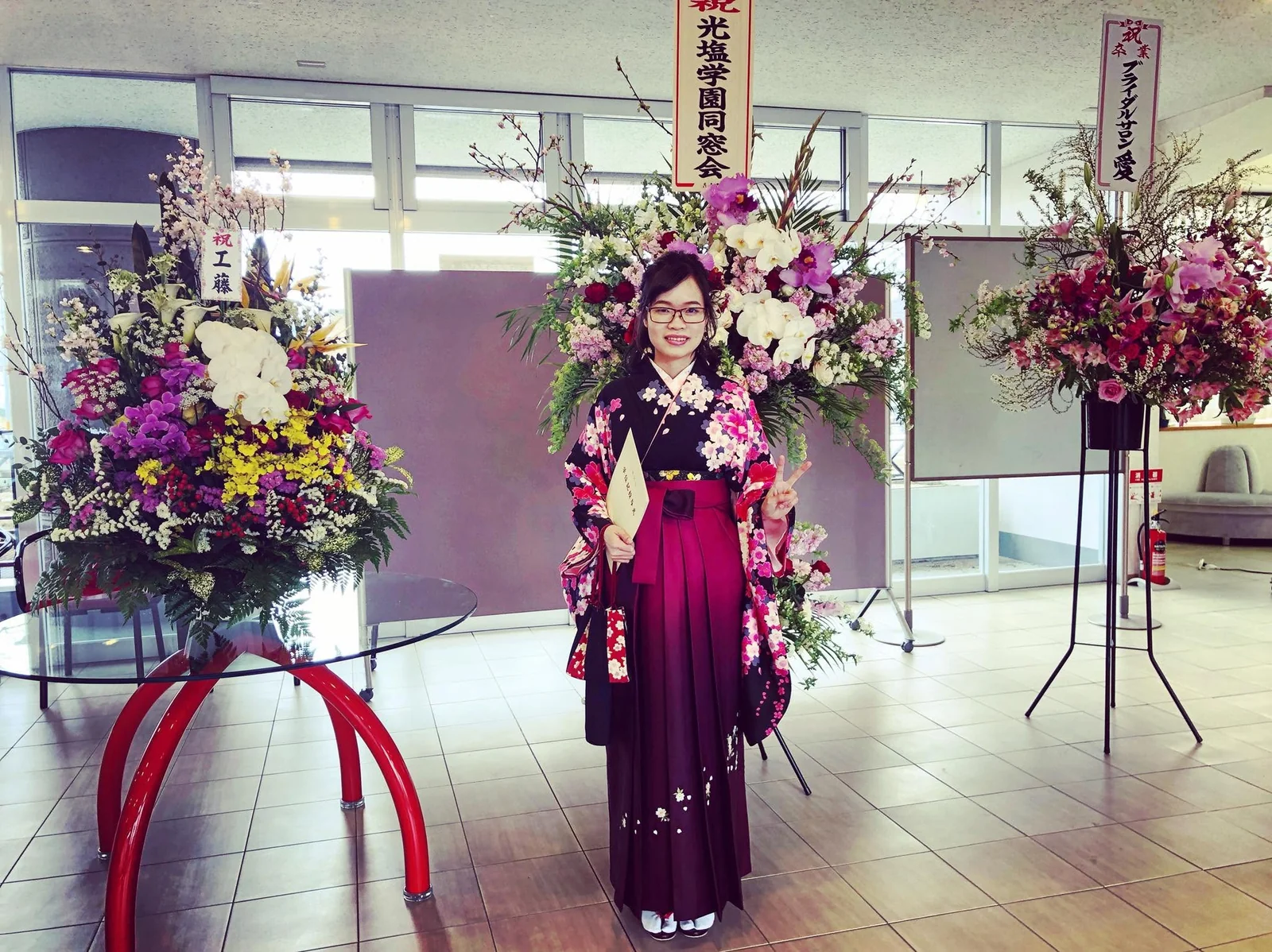 Vi sensei trong lễ tốt nghiệp Đại học Koen Gakuen, Hokkaido — mặc hakama, cầm bằng cử nhân Giáo dục mầm non